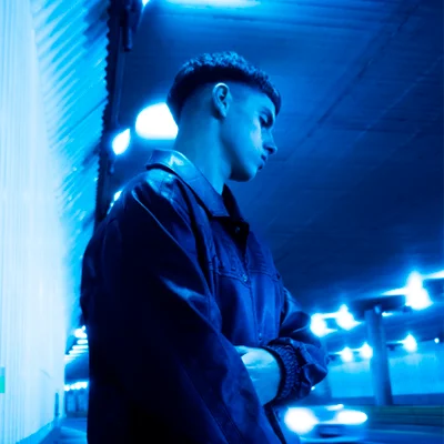 posteo de instagram de james rosello mirando para un costado