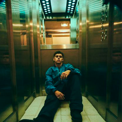 posteo de instagram de james rosello sentado, dentro de un ascensor