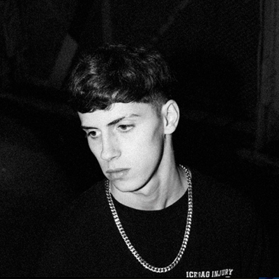 posteo de instagram de james rosello en blanco y negro